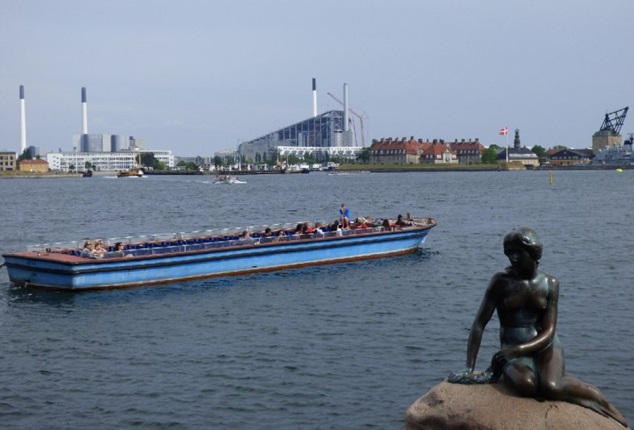 Copenaghen-Inceneritore-che-affaccia-su-mare-aperto